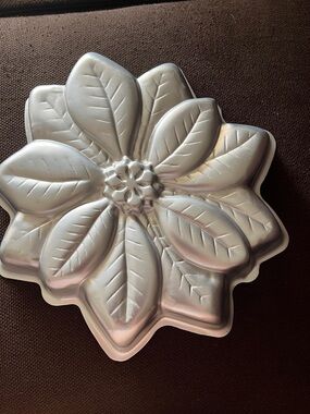 Poinsettia Aluminum Cake Mold - Star Petal Design